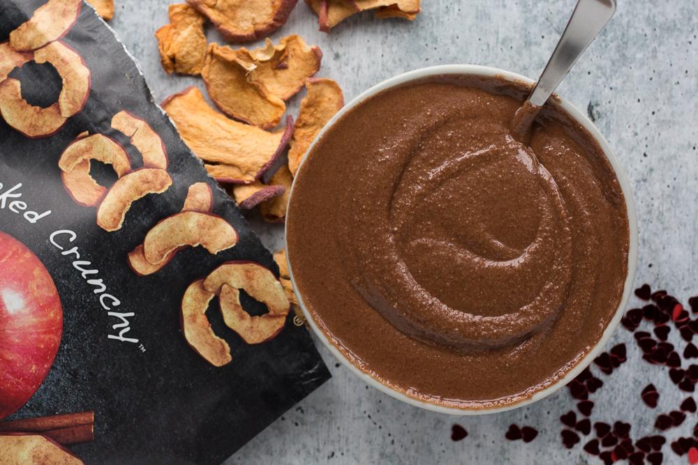 Leave it to @flora_and_vino to make the most delicious dips 😍 Check out her profile and blog for this delectable Dark Chocolate Tahini Dip that pairs PERFECTLY with our apple snacks! 🍎🍫❤