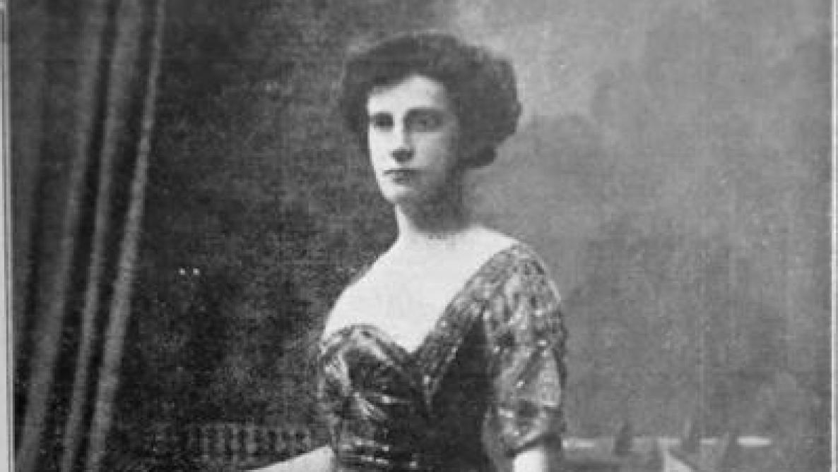 6/ À 18 ans, le 1er roman de  #JoséphineMaldague est publié ! Sa carrière de feuilletonniste débute sous le pseudo  #GeorgesMaldague Autrice de romans populaires, elle ne réussit jamais s'émanciper de ce genre. Propriétaire d'un théâtre, elle meurt ruinée dans un hospice en 1938