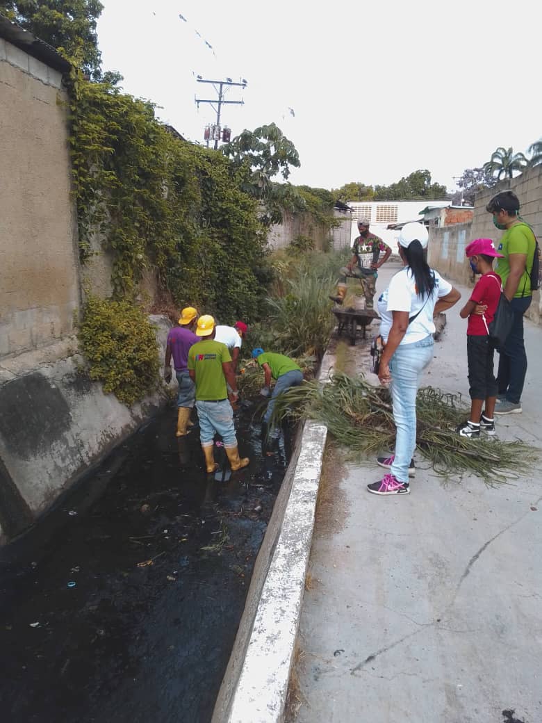 #15Abr
Nuestra cuadrilla de mantenimiento y limpieza se encuentra desplegada en el sector Galvanizado realizando el debido mantenimiento, limpieza y saneamiento profundo en el canal de aguas lluvias ubicado en la zona.