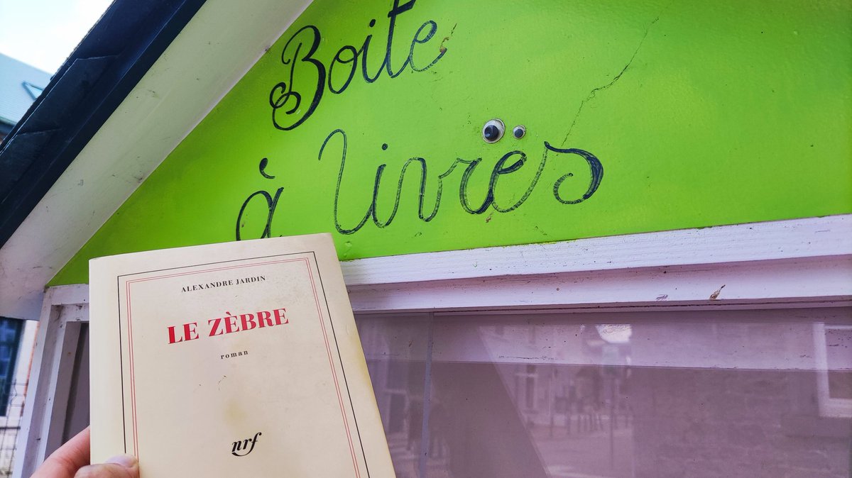 laventureduquai's tweet photo. Après avoir bouclé les dossiers 💻 de la journée, j'ai eu l'idée de faire une balade à pied 👣 🔝 et d'aller saluer la [Boîte à livres 📚] de mon quartier 
J'y ai rencontre [Le zèbre] 🦓 d' @AlexandreJardin 😉 mais je ne l'ai pas emporté : je l'ai déjà 😁✅ https://t.co/qtzV6aJ68z