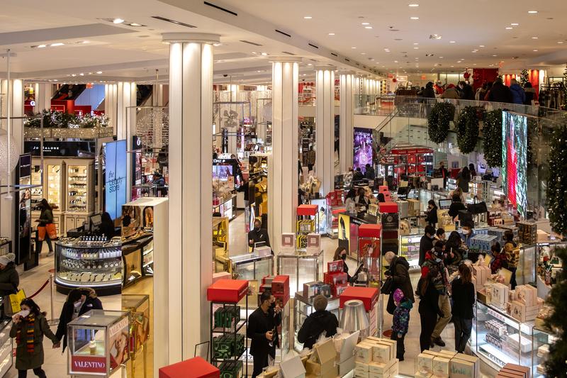 U.S. retail sales surge; weekly jobless claims drop to one-year low https://t.co/vg8WZfVLFu https://t.co/0awb7K3m3k