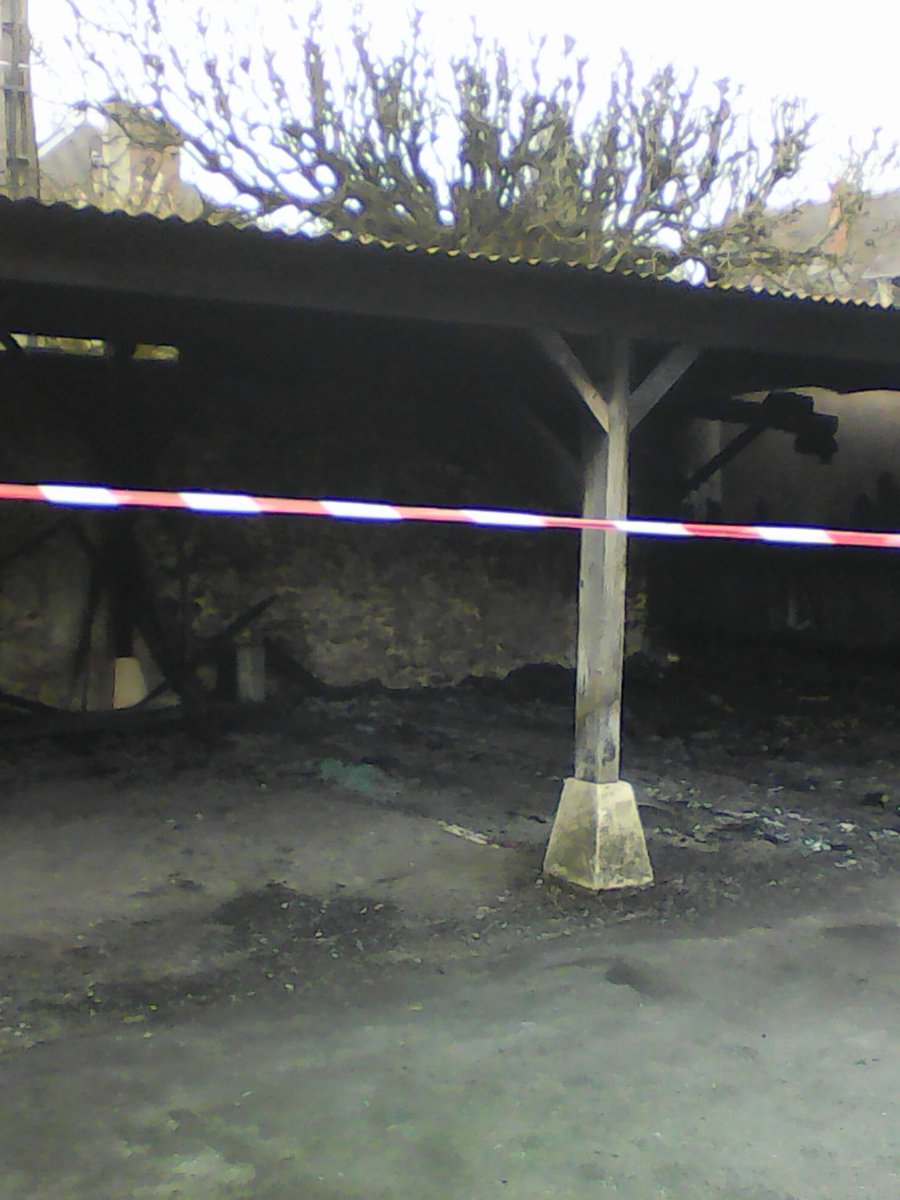 patriciaguilba1's tweet photo. Incendie criminel à la Paroisse de Rambouillet ! Des individus se sont introduit dans la cour du Presbytère ,les voitures des Prêtres incendiées , l'appentis complètement détruit ! Encore un acte anti- Chrétien ! Qui sont les individus ? https://t.co/gzmioABsWY