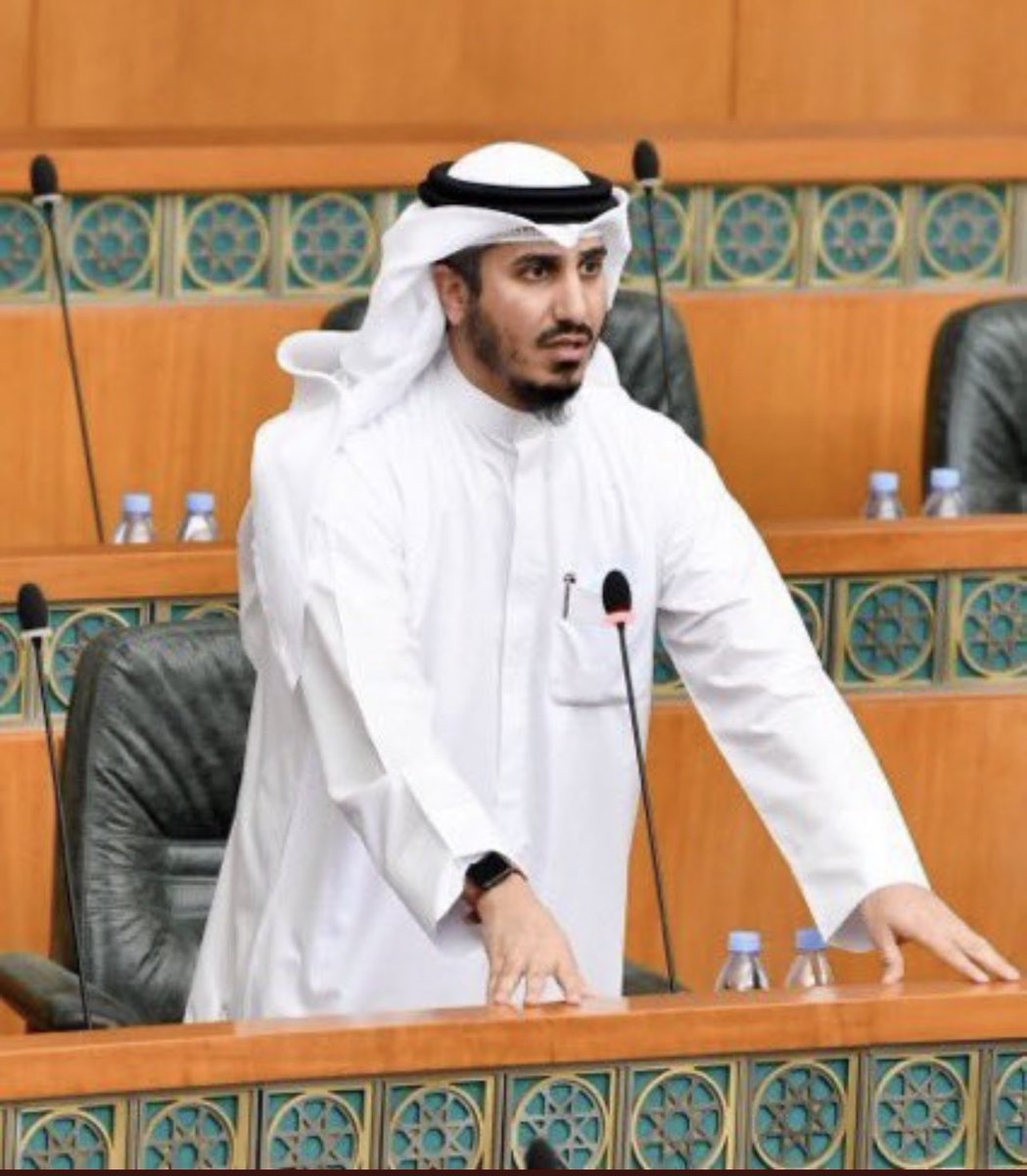 لسان حاله يقول ..

بلاي الكرامه جعلها تندفن وياي 
لبو كسرةً كل الخلايق .. تناقلها 

عساني ما دامي حي .. ما يفرحـون عـداي 
وعساي اظفر بمدح أطيب الناس وأعقلها 

ومن دون عز النفس وشهو طعم دنياي 
ورثنا الكـرامـه من صغر .. وانتناقلها
<a href="/DrBaderALdahoom/">د. بدر زايد الداهوم</a> 
#بدر_الداهوم