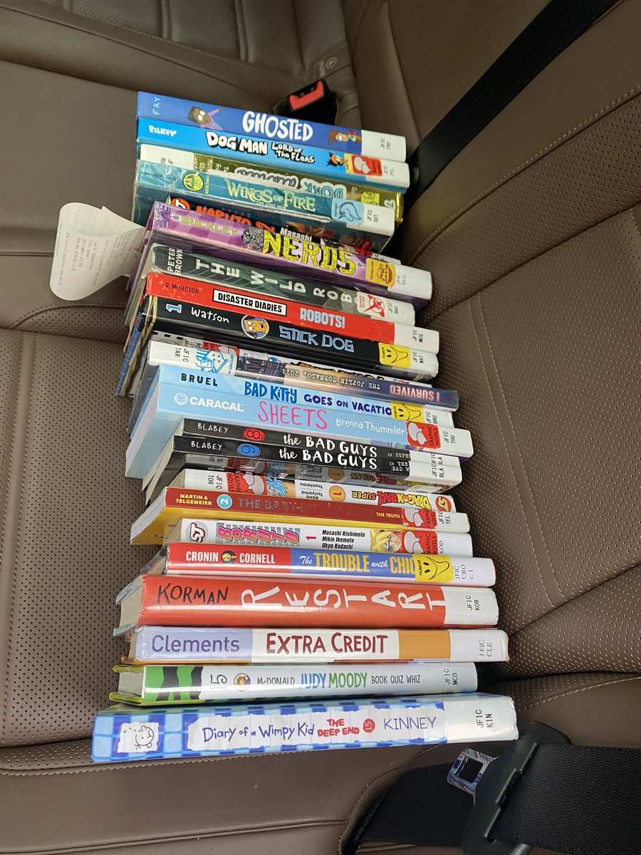 frps_Silvia's tweet photo. @Christi84677129 goes to the library the day before vacation to make sure her students have books in their hands to enjoy over the break!!! #FosterALoveForReading #BooksInStudentsHands @FRPSsupt https://t.co/jtHpBAmhKr