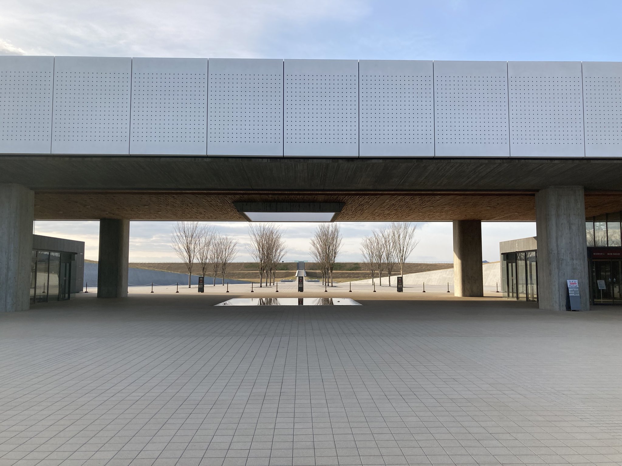 断酒チャレンジ 日本一周nバン車中泊 断酒チャレンジ756日目 本州一周車中泊の旅26日目 昨夜は道の駅高田松原に車中泊 津波復興祈念公園のある巨大な道の駅 見渡す限り何もなくてビックリ T Co Joc57lnwci Twitter