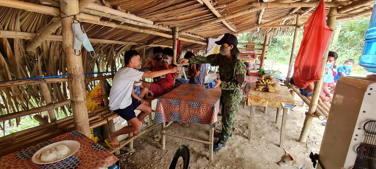 COMPOSTELAMPS77's tweet photo. DISTRIBUTE FACEMASK

#TeamPNP
#WeServeAndProtect 
#LetsVoltIn 

@pro7official https://t.co/Q83v3sp1dN