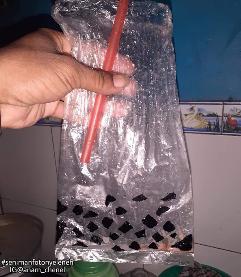 Agus0381A's tweet photo. ati ati beli es cincau, teliti setelah membeli.setelah di sedot sampai habis ternyata cincaunya cuma gambar https://t.co/MqormfUIOW