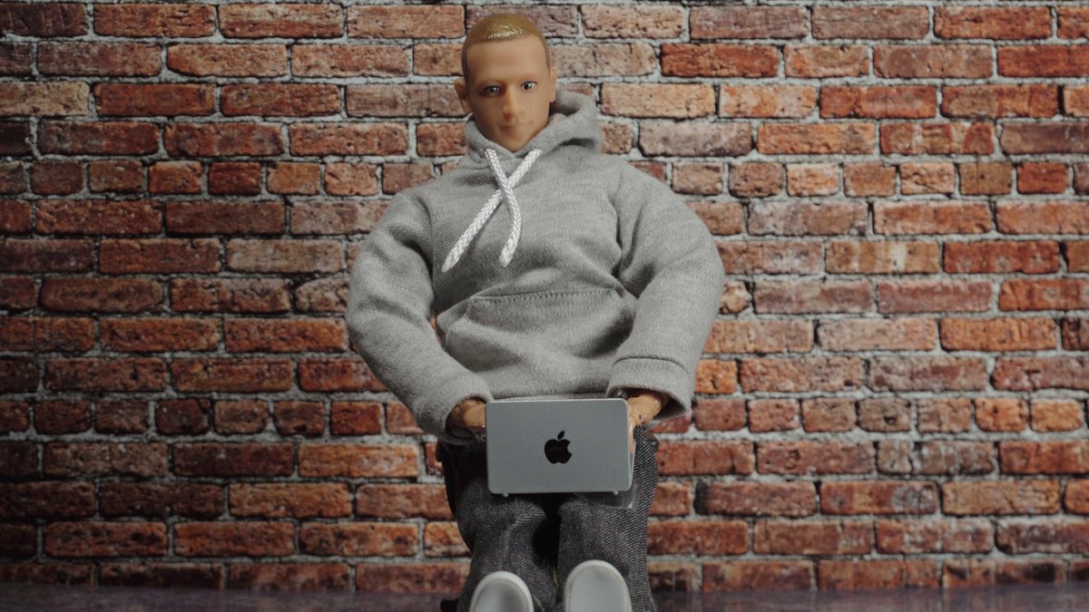 There was only one way to explain the biggest tech fight of our time: Custom Mark Zuckerberg and Tim Cook action figures. 

on.wsj.com/3wWs2Bh