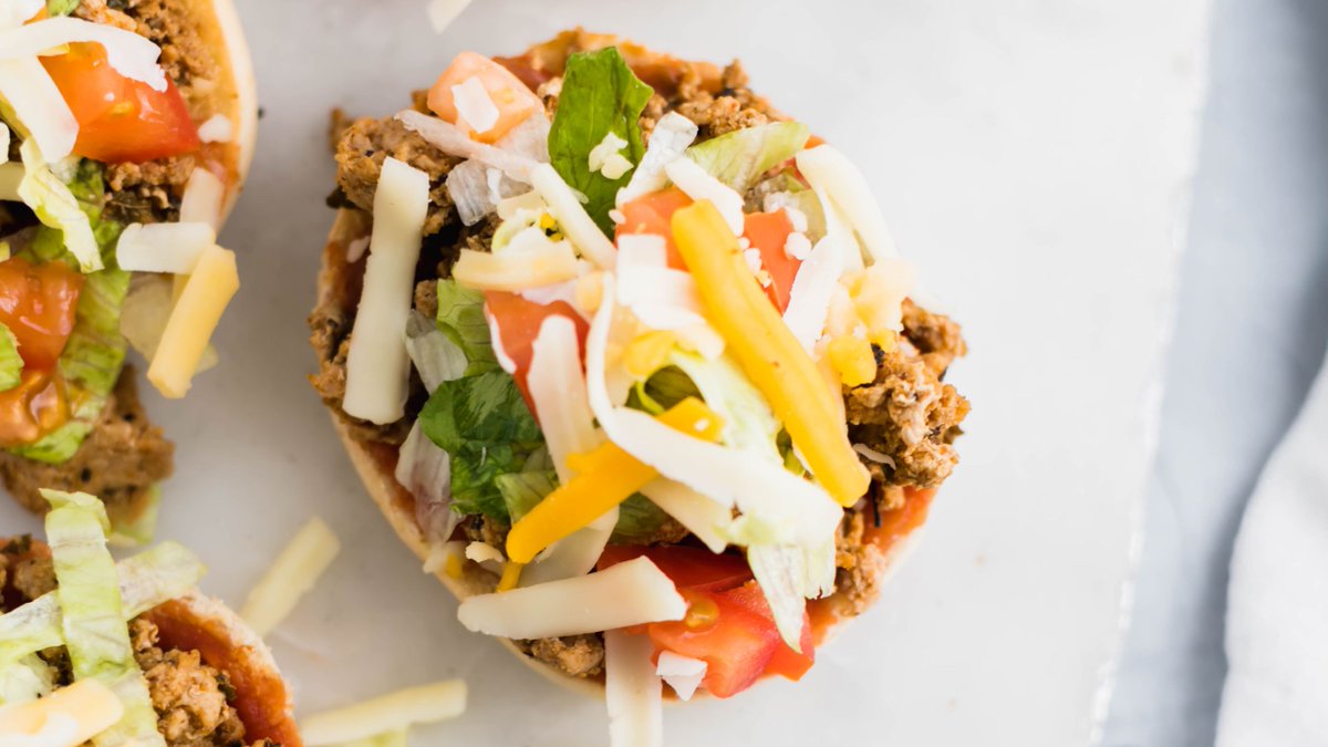 Can't pick between tacos or pizza? Taco Pizza Bagels are a win, win! This kid-friendly dish is loaded with perfectly seasoned ground turkey and plenty of toppings to mix and match. 🌮🍕🥯 recipe: loom.ly/VKxoW5A #TryTurkey