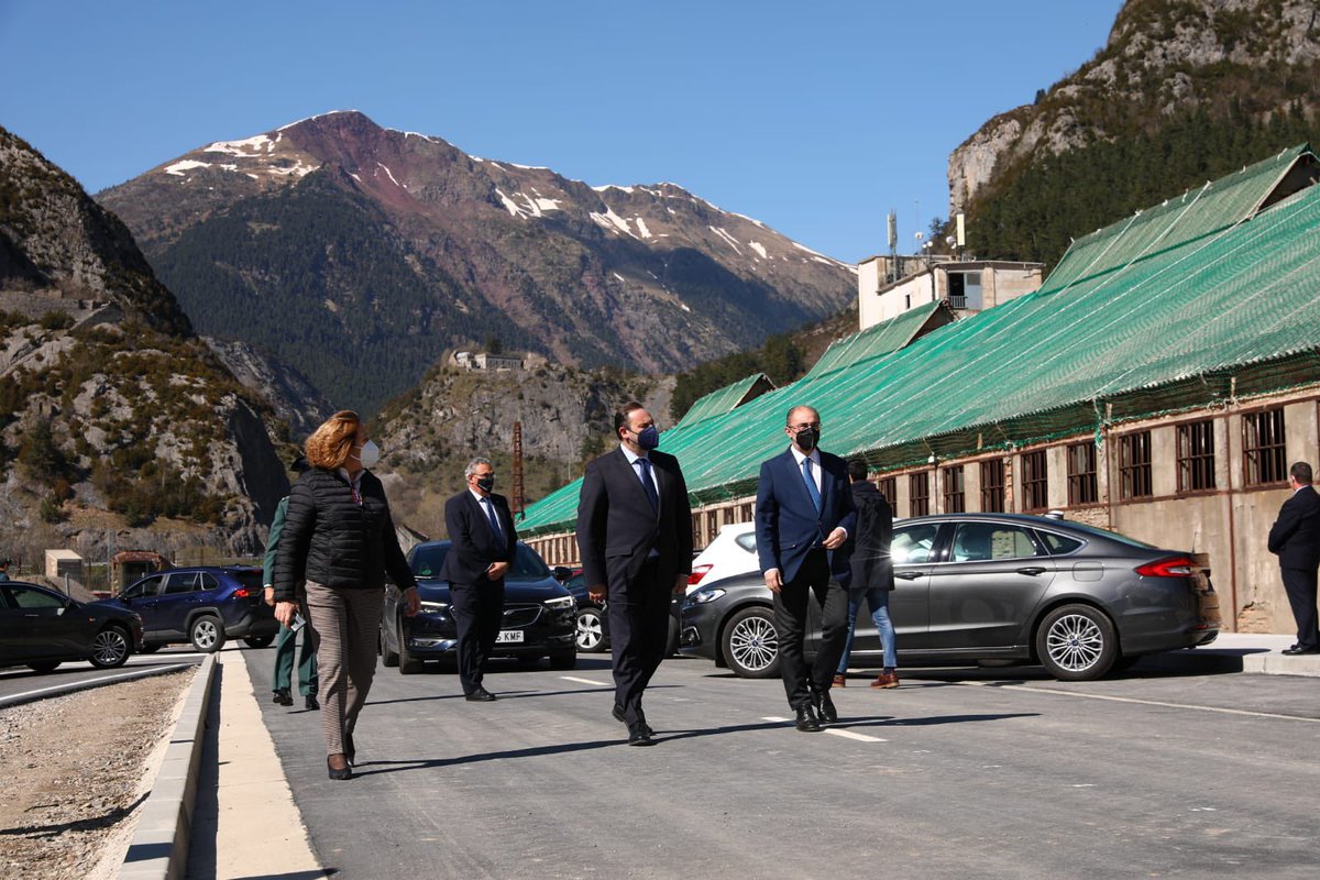 JLambanM's tweet photo. Inauguración de la estación de #Canfranc, paso importante hacia la reapertura total de la línea #PauZaragoza. Reforzará la logística aragonesa y será un nuevo motor del turismo del #Pirineo, junto con los ya existentes @abalosmeco @pepesoro #IsabelPardo https://t.co/pPdlx6xAtS