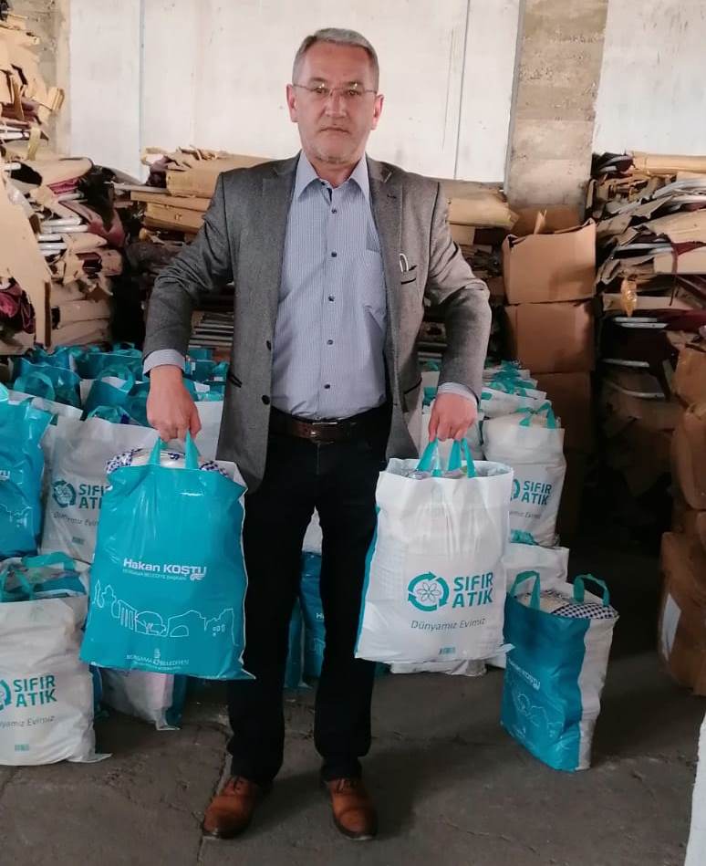 AKP'li Bergama Belediyesi'nin Türkiye'nin dört bir yanından gönderilen deprem yardımlarını 6 ay depoda saklayarak Ramazan kolisine dönüştürdüğü ortaya çıktı!
bit.ly/3dneeI0