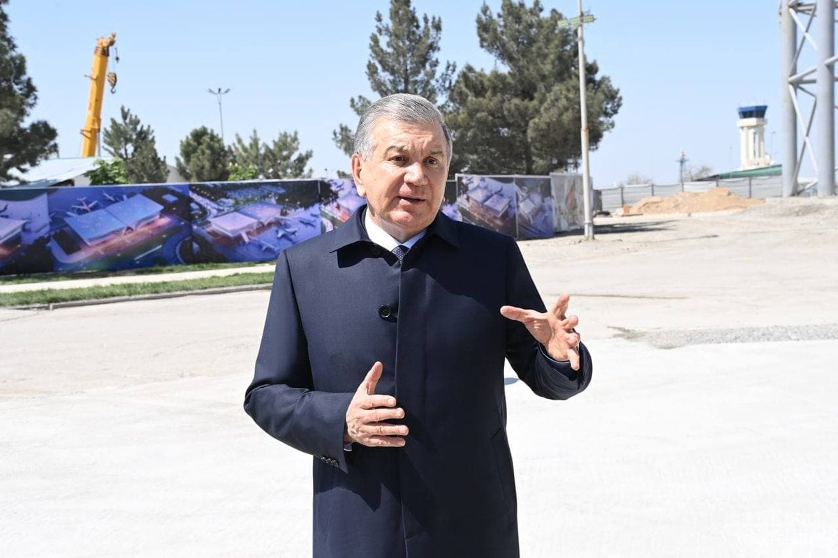 president_uz's tweet photo. The Head of State got acquainted with the progress of modernization of the Samarkand International Airport, where a new runway, passenger terminal and parking areas are being constructed. The capacity will be doubled.
#Mirziyoyev #RegionsDevelopment #infrastructure #aviation https://t.co/6UOWzLsYDw