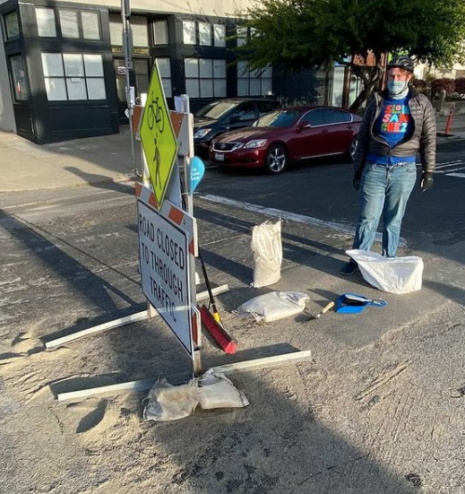 slowsanchezsf's tweet photo. Before and After Wednesday #KeepSanchezClean this morning. We fixed the sandbags on three of our slow streets signs. We'll be fixing more each week. Join us at @CafeNoe on Wednesdays at 730 and help us keep our favorite slow street clean and safe for all. https://t.co/ioU5RTWFfw