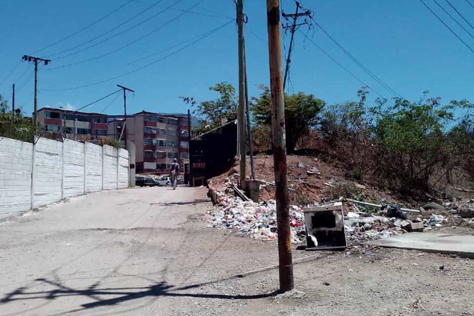 DiarioTalCual's tweet photo. En Guarenas la recolección de basura y escombros brilla por su ausencia #TalCual #ClaroyRaspao #LaNormalidad https://t.co/C5VM5rHSYY https://t.co/rsndyTqSGs