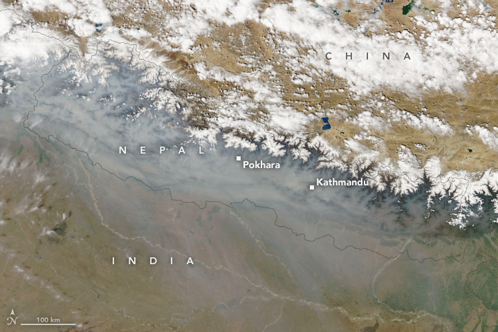 After an unusually dry winter, fierce forest fires are raging in #Nepal. earthobservatory.nasa.gov/images/148185/…
