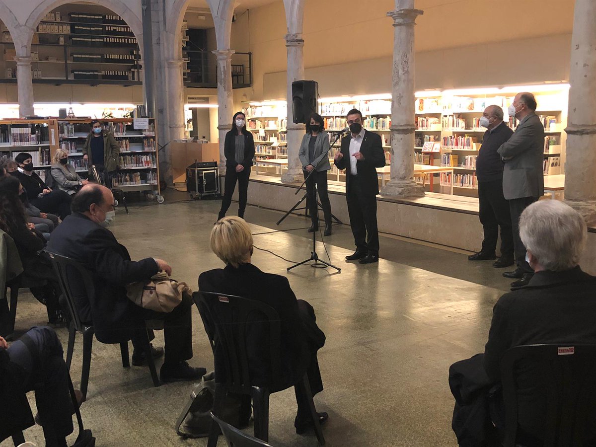 El diputat <a href="/joancarlesgc/">Joan Carles Garcia</a> amb l'alcaldessa de #Vic @anna_erra, en la inauguració de l'exposició "Joan Triadú a la ciutat dels llibres" que té lloc a la Biblioteca Joan Triadú de Vic, amb motiu de l'#AnyTriadú pel Centenari del naixement de l'escriptor.