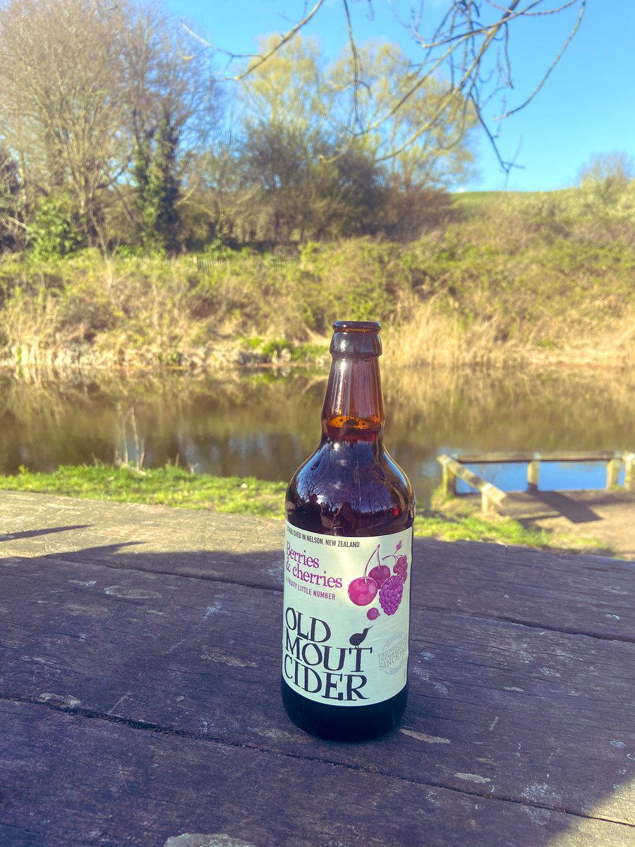 DollyHPN's tweet image. First drink in a beer garden 😀👏🏻🙌🏻

Wouldn’t mind it being a bit warmer tbh. But the views are the best 🤩 

Thanks @Unit1H 💛

#firstdrink #beergarden