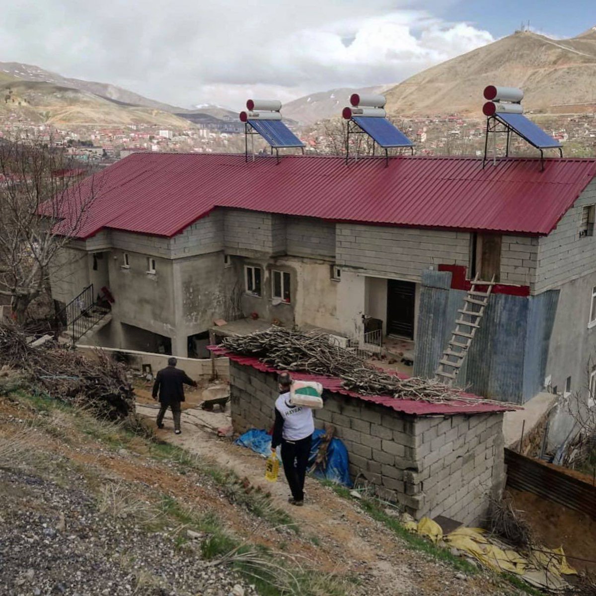 📍 Türkiye 🇹🇷

Ekiplerimiz Bitlis'te 8 farklı mahallede ihtiyaç sahibi 45 aileye Ramazan erzaklarını teslim etti.

#PaylaşmaklaRamazanOlur