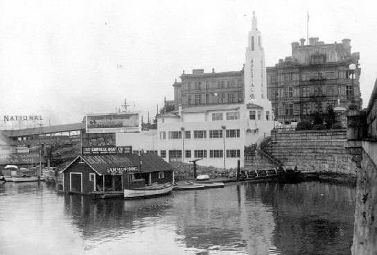 #TBT to our location on the lower causeway in Victoria Harbour 
Opening January 1 1931 the eighty-foot Sperry Beacon Tower was topped at that time by a ten million candlepower arc lamp searchlight.