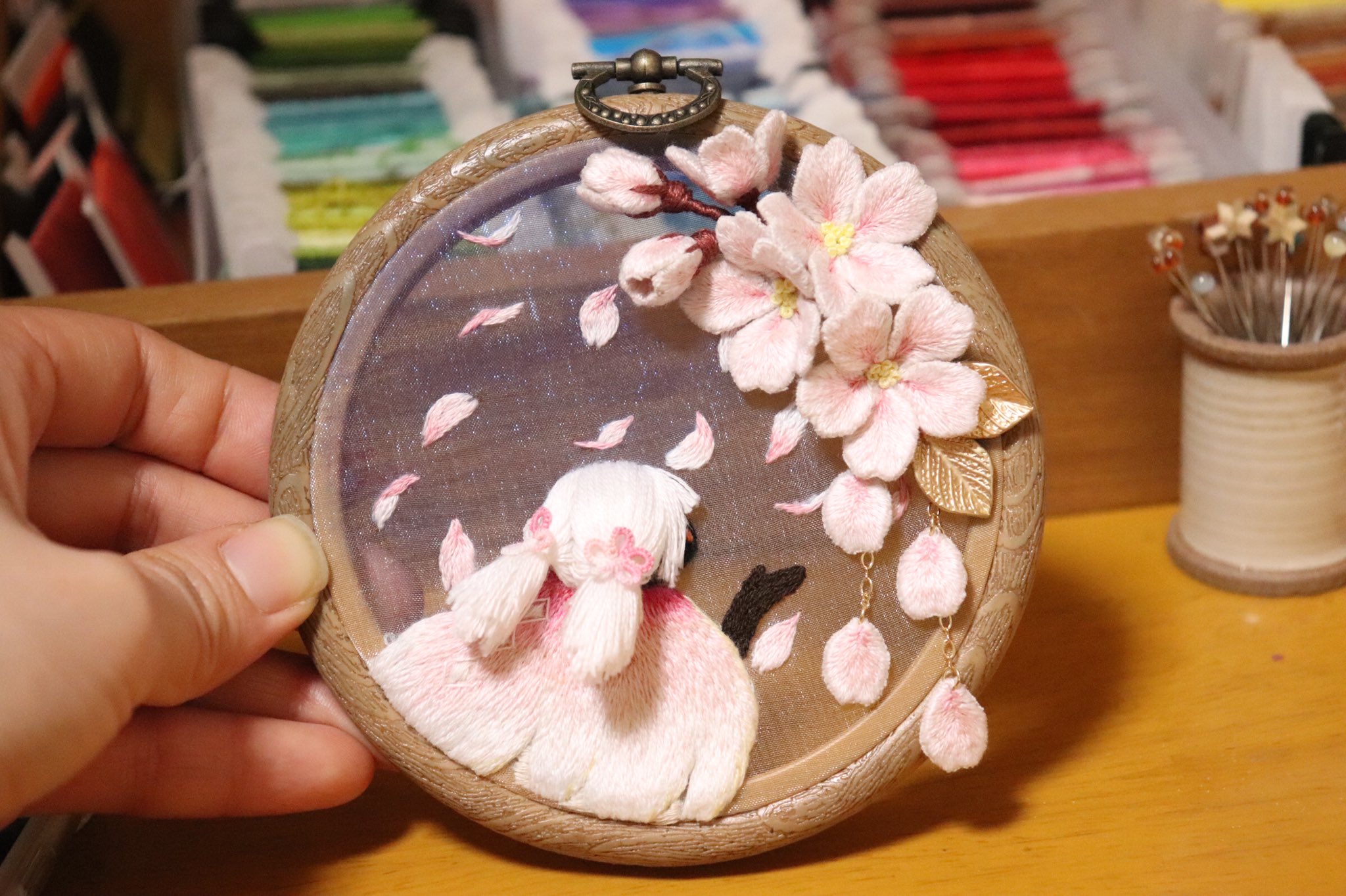 ﾊﾟｽ ᴘᴀsᴜ 低浮上 花笑む日々な立体刺繍やっっと出来ました 今までのsky刺繍の中で1番好きな仕上がり 特に今回はオーガンジーの特性をフルに活用出来た気がする 花びらはヒラヒラ揺れて最高に可愛いんや Skyくん最高の日々をありがとう