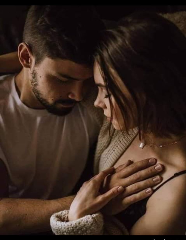 خذني اليك أيها الغريب
يا من صدره نقاء صحراء شاسعة ...
وعباءته الليل ...
وصوته حكايا الأساطير
ضمني اليك
أنا كاهنة المغامرة
وسيدة الفرح _ الحزن توأم
ولنطر بعيدا عن مدينتهم
وشوارعهم وكرنفالاتهم
وغابة المهرّجين والحمقى والطيور المحنطة
ولننطلق معا"
مثل سهم ناري لا ينطفىء !!!