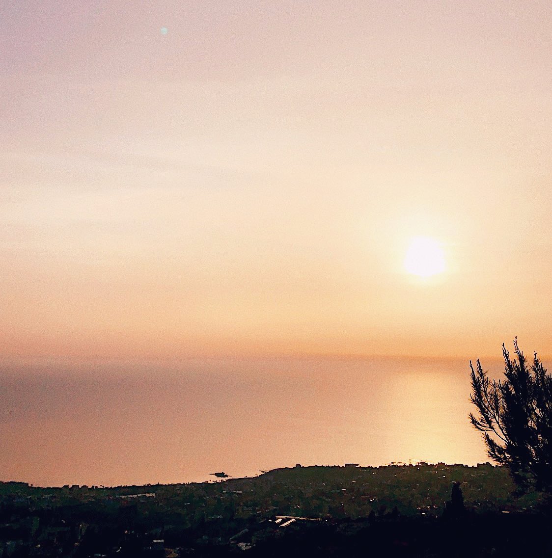 NabilNarch's tweet photo. Honey dipped sunsets ❤️🇱🇧 #LebanonAlways https://t.co/QkpYvgsrN4