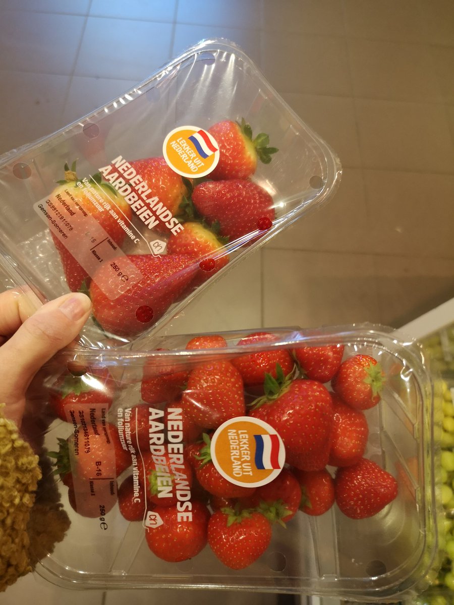 anoukvdwerf's tweet photo. @albertheijn okay, ik geef toe met een aardbeien bedrijf ben ik lichtelijk obsessed. Maar dit kan niet, 1 bakje 6 aardbeien andere veel meer.  Ik snap dat het gewicht hetzelfde is. Maar goed, als de aardbei vlaai er maar goed uit zien. #mijnbedrijfaardbeisnijden https://t.co/jvaSBrEpO9
