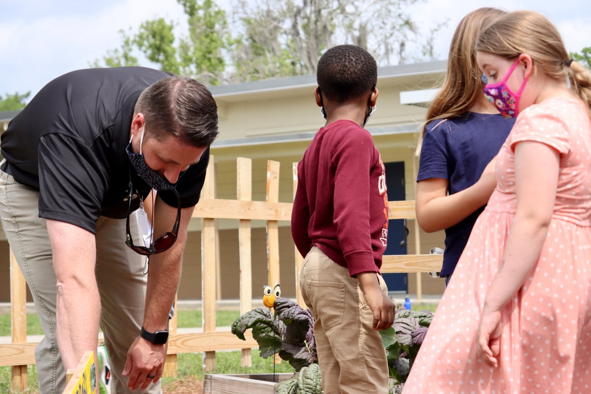 MarionCountyK12's tweet image. We have another one! Congratulations to @WardHighlands on becoming the #FANS Art, Music, and P.E. Extreme Garden Makeover Winner! 

#WeAreMCPS #imaFANwhe