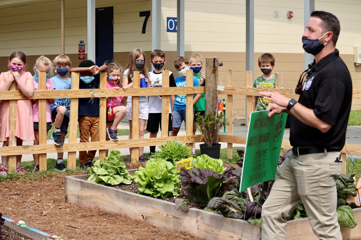 MarionCountyK12's tweet image. We have another one! Congratulations to @WardHighlands on becoming the #FANS Art, Music, and P.E. Extreme Garden Makeover Winner! 

#WeAreMCPS #imaFANwhe