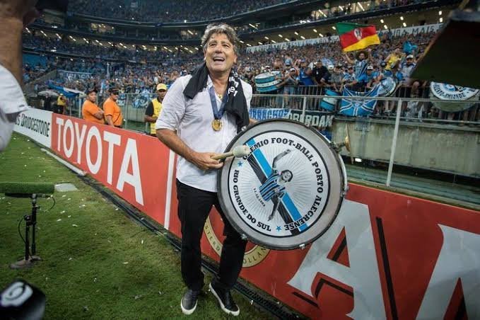 Um ciclo acaba hoje, mas a tua história nunca.

Ídolo máximo da nossa história, nos deu o mundo em 83, multi-campeão, defensor e torcedor do Grêmio com unhas e dentes.

“Com dois golaços de Portaluppi, Grêmio pra sempre campeão mundial...”🇪🇪🎺7️⃣

OBRIGADO POR TUDO, RENATO!🇪🇪👑