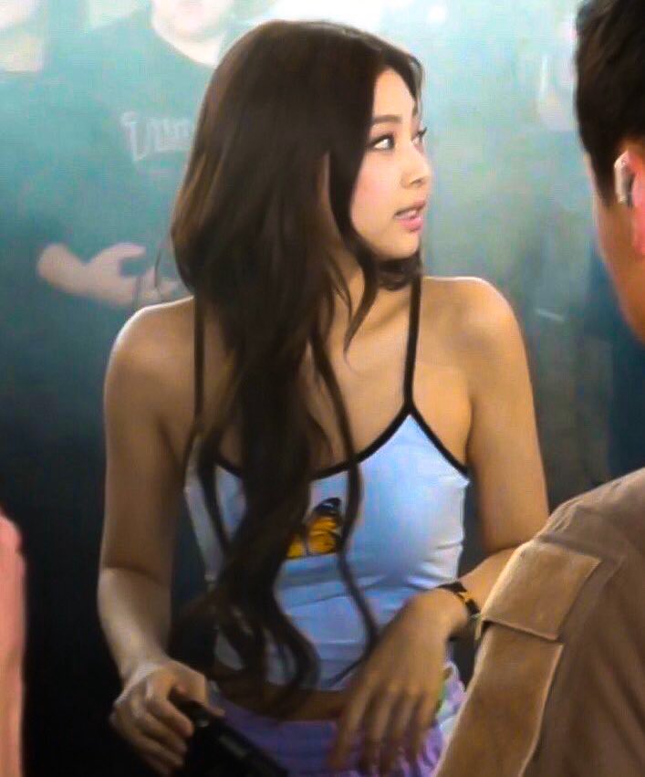 jnhourIy's tweet image. remember when jennie kim...