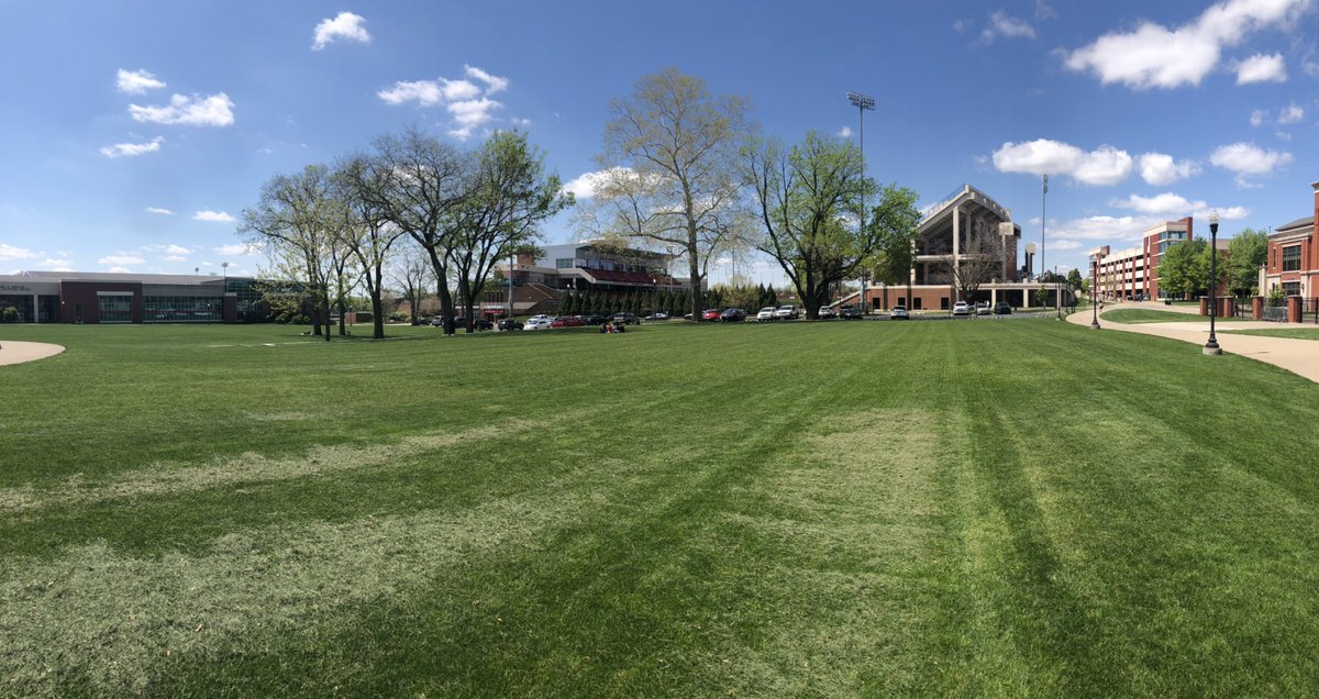 abby_brown27's tweet photo. Who doesn’t love hanging out on South Lawn! Let us know in the comments what is your favorite activity to do on South Lawn? #wkuhangout #smmwku @madeleine_w1 @MJ020703 https://t.co/huGn31aFKX