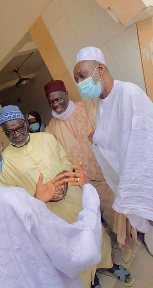 SalihFadal's tweet photo. La dรฉlรฉgation de Cheikh Mouhamadou Mountakha Mbacke, Khalif Gรฉnรฉral des mourides, ร Cheikh Thierno Madany Mountakha Tall, composรฉe de Serigne Abo Sall Pikine, Oustaz Cheikh Gueye imam ร #Massalioul Jinan, et Chouhaibou Mbacke pour lui rendre les #Hadaya du Khalif pour le Ramadan. https://t.co/HVdKbJ4neA
