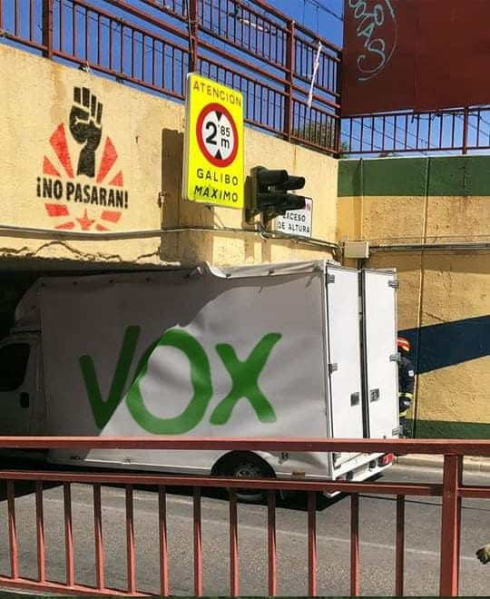jm_clavero's tweet photo. Que alguien les explique qué significa "gálibo máximo" y una señal de 2,85 m
No descogorciarse mucho https://t.co/VJZvji0dh6