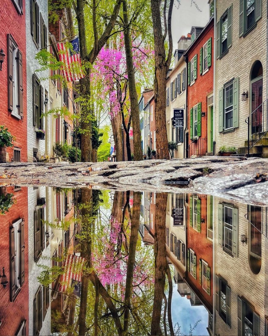 Spring is in the air and one of our favorite things to do in Philadelphia is to admire its historic hidden alleys... 🌸 Where are you walking to this weekend? Share some of your Philly favorites! 
📸: instagram.com/gritadelphia