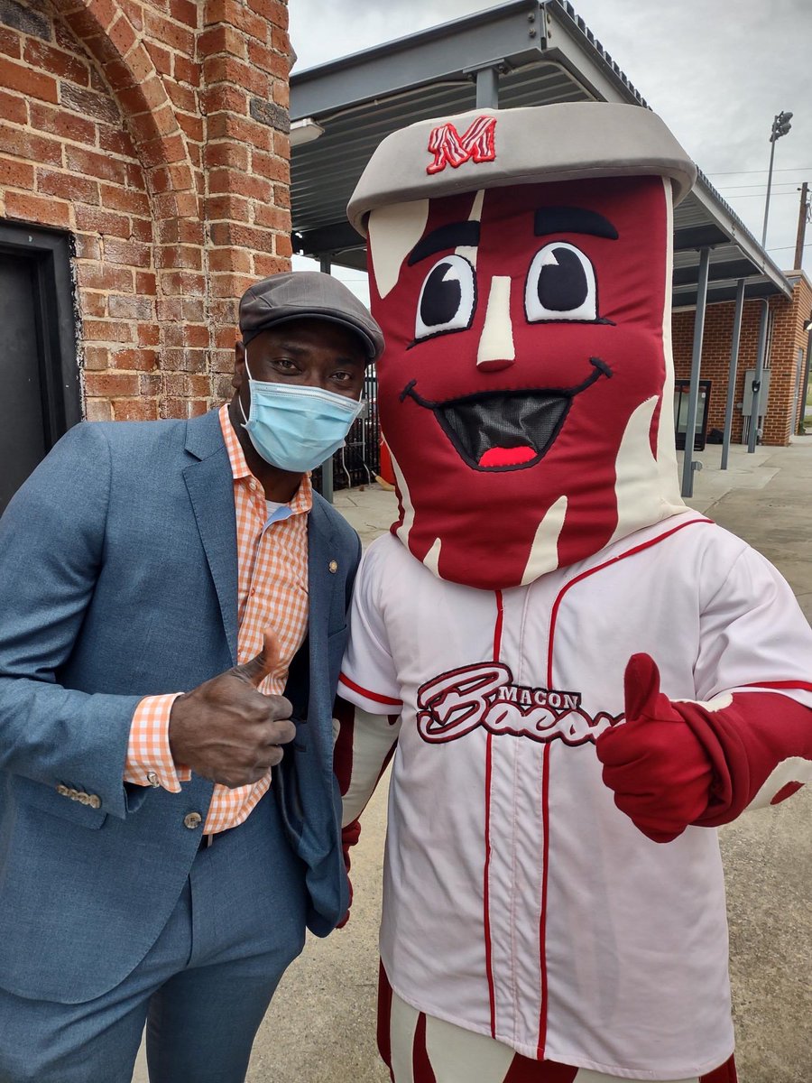 AtriumNavicent's tweet image. Atrium Health Navicent President and CEO  Delvecchio Finley was honored to be at the @macon_chamber Greater #StateoftheCommunity address that included @MaconBibb Mayor Lester Miller’s address to those in attendance! He was able to meet Kevin, The @GoMaconBacon Mascot! #CEOontheGo