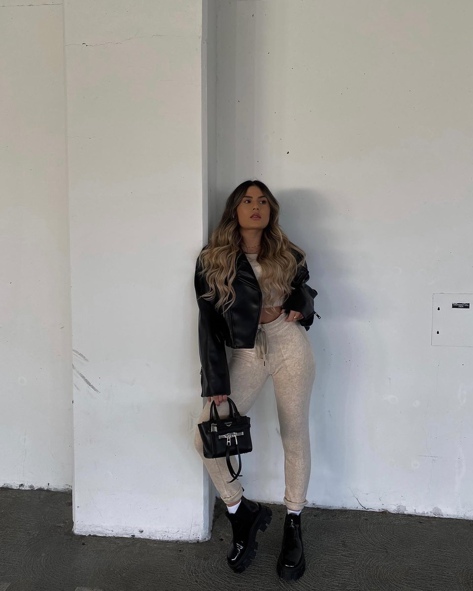 The perfect combo between luxe and lounge.
( #📷 @shaaannonmarie )