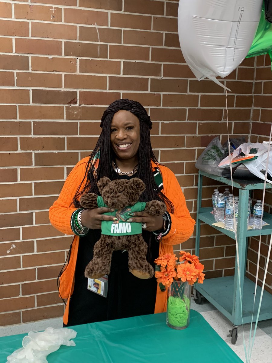 EdwardHWhiteHi1's tweet photo. #FAMUDay🐍 @EdwardHWhiteHi1! Students had the opportunity to do a Q&A with @tbattest and other @FAMU_1887 alumni that work with @DuvalSchools! #StrikeAndStrikeAgain🐍 #FutureRattlers🧡💚 https://t.co/EoFgbozq9y