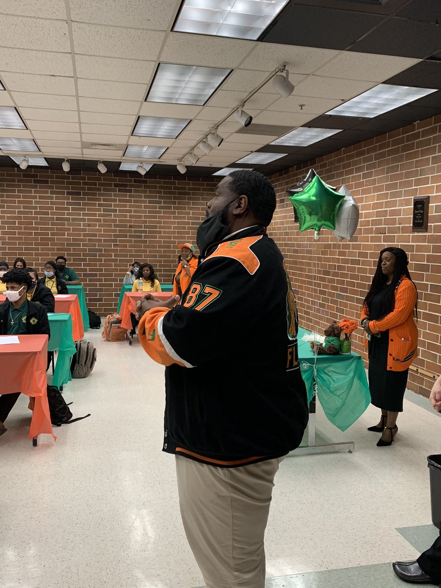 EdwardHWhiteHi1's tweet photo. #FAMUDay🐍 @EdwardHWhiteHi1! Students had the opportunity to do a Q&A with @tbattest and other @FAMU_1887 alumni that work with @DuvalSchools! #StrikeAndStrikeAgain🐍 #FutureRattlers🧡💚 https://t.co/EoFgbozq9y