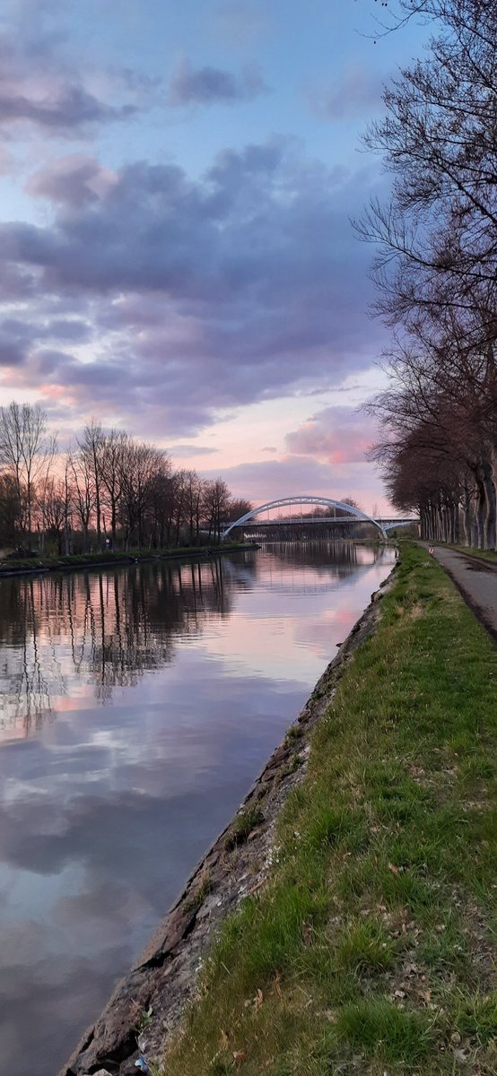 BraekenLisa's tweet photo. #vrtweer Beek 20u27 https://t.co/ygRNA84aCa
