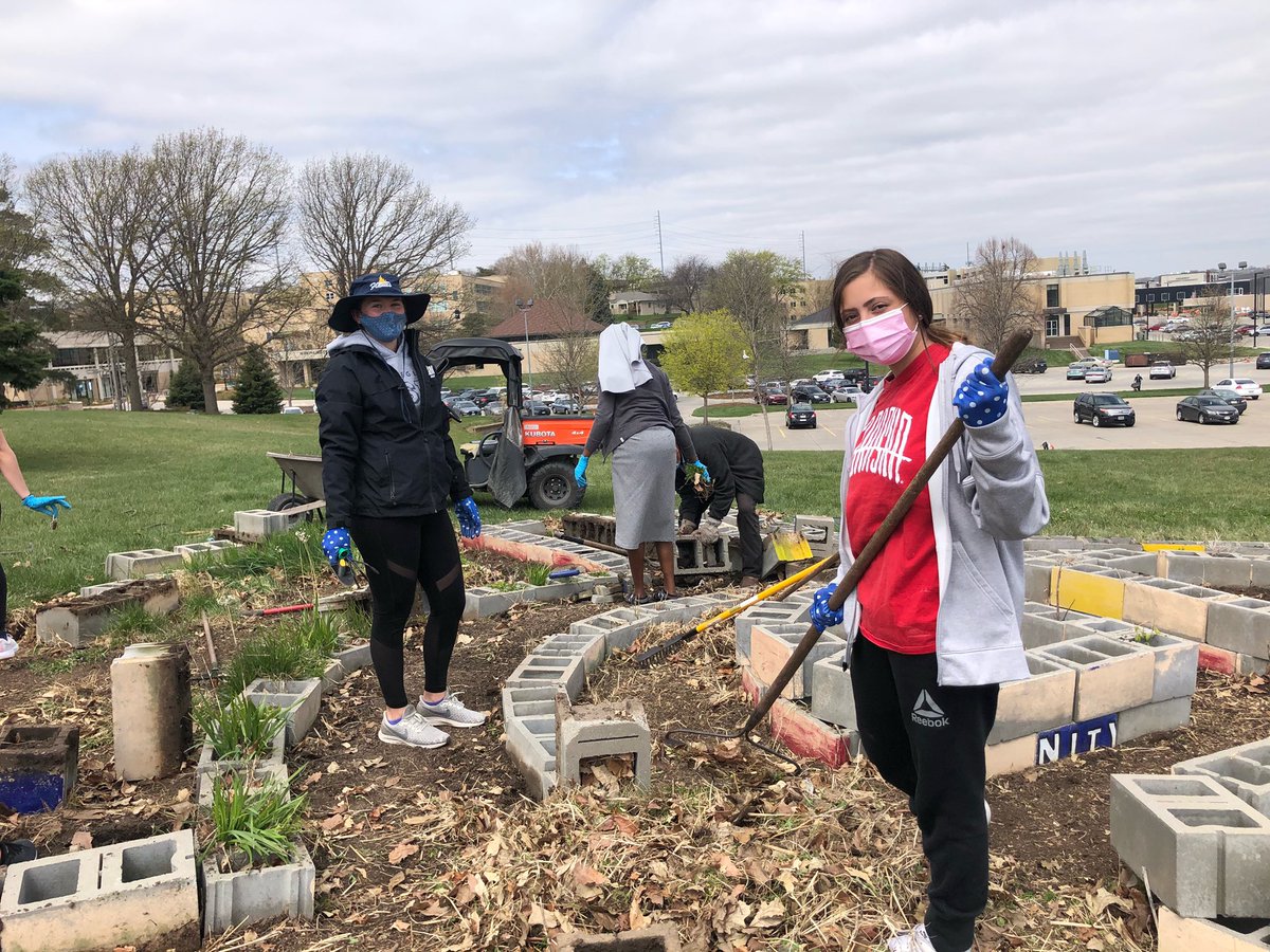 CSM_Golf_Team's tweet photo. The CSM golf team participated in CSM’s Spirit of Service Day by cleaning out flowerbeds. #csmservice https://t.co/HSZizR8ZzJ