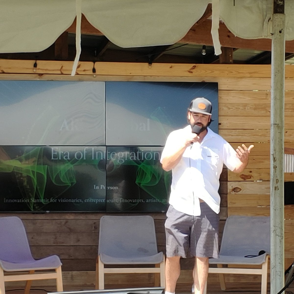 FutureStuffInc's tweet image. Our very own @darryll_d speaking at @arraglobal

#space #futurestuff #coinciergeclub #cryptocurrency #crypto #art #nft #conference #blockchain #startup