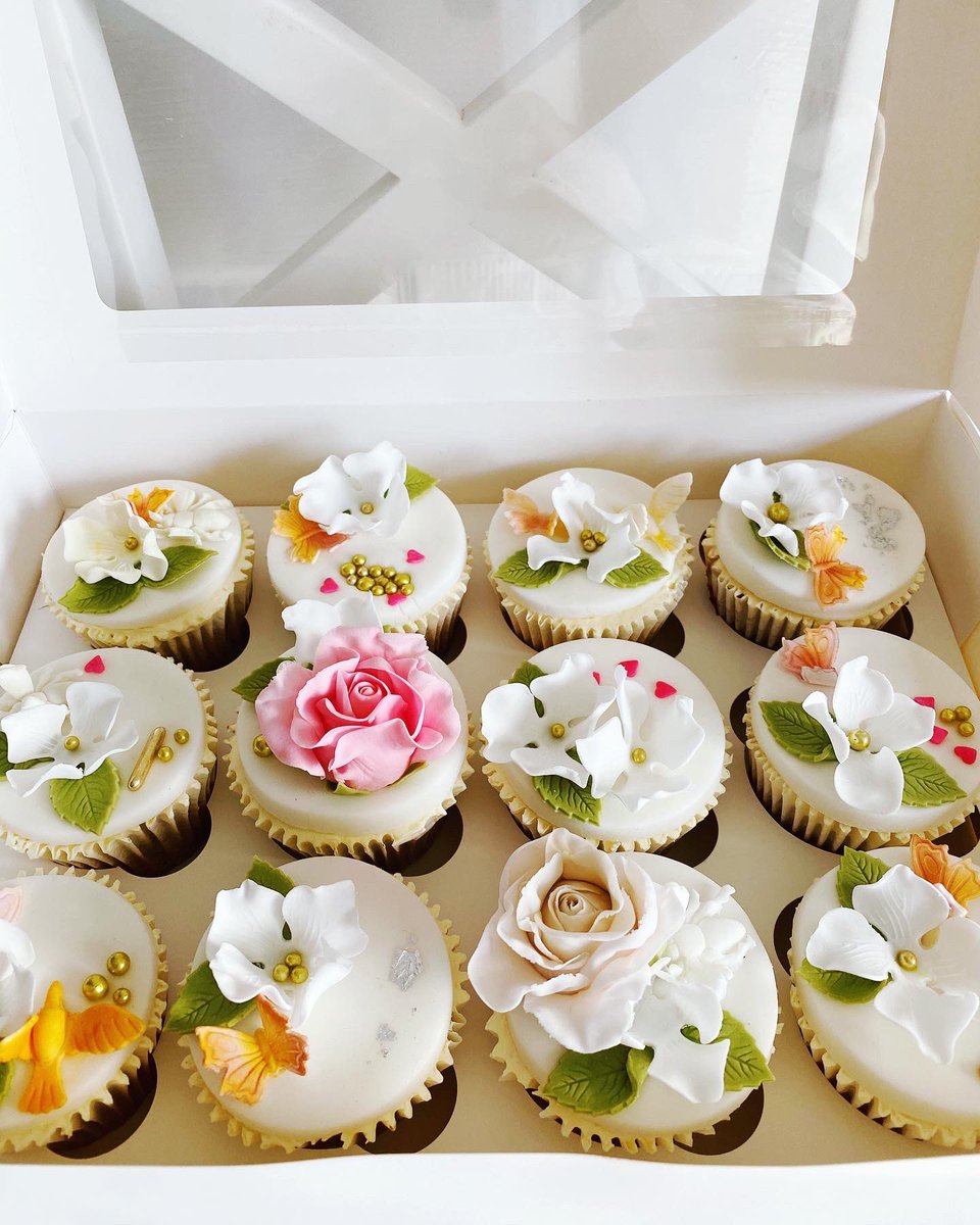 BlackRoseBakery's tweet photo. Theresa 4th day of her 5-day diploma course. Sugarcraft, cupcakes, toppers, buttercream, piping skills.

#student #amazing #cakedecoration #cakeclasses #pastrycheflife #handmade #sugarcraft #sugarflowers #ganache #baking #cordonbleutrained #empoweringwomen #southwales https://t.co/qyZApJW3zt