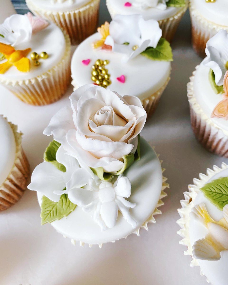 BlackRoseBakery's tweet photo. Theresa 4th day of her 5-day diploma course. Sugarcraft, cupcakes, toppers, buttercream, piping skills.

#student #amazing #cakedecoration #cakeclasses #pastrycheflife #handmade #sugarcraft #sugarflowers #ganache #baking #cordonbleutrained #empoweringwomen #southwales https://t.co/qyZApJW3zt
