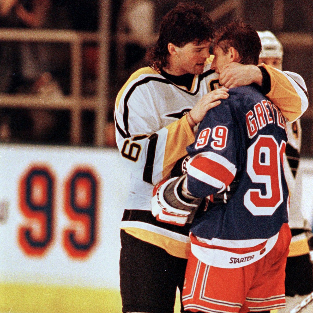 PlayersTribune's tweet photo. 22 years ago today, @WayneGretzky played his last @NHL game. https://t.co/gJaV7gU1de