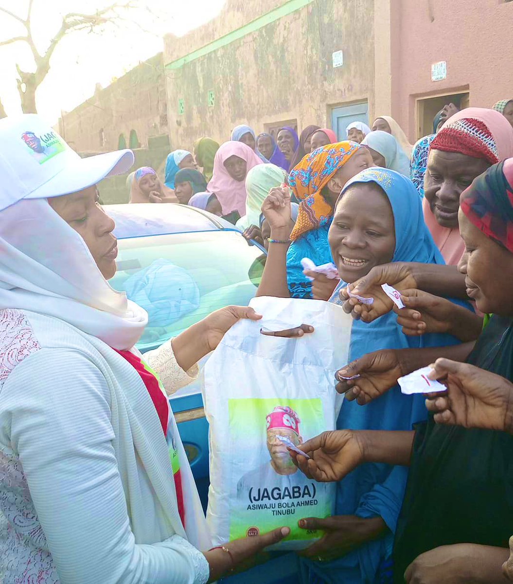 ekometa's tweet photo. 1. We have seen the images being circulated of bags of rice depicting Asiwaju's face being distributed across parts of the North... https://t.co/hiZHjP3ACi