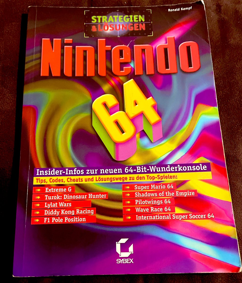 FlashbackWarrio's tweet photo. Ach, war das damals toll wenn man über Tipps und Tricks auf dem Pausenhof philosophiert hat. Bücher wie das haben das ganze noch interessanter gemacht 😃.
#RETROGAMING #RetrobackThursday #nintendo #N64 #flashbackwarriors #cheats https://t.co/R9bPhlE343