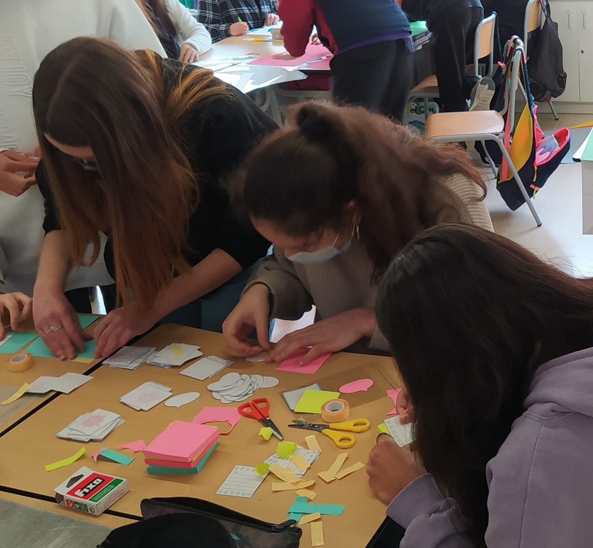 Escolaelcim's tweet photo. En el marc del projecte #ErasmusPlus, l'alumnat de 4t d'ESO @Escolaelcim dóna forma a "My first business". Retallen, enganxen, lliguen i pinten. Els dissenys finals seran a la parada de Sant Jordi. Us hi esperem! #etwinning_europe @sepiegob #activecreativeenterprising https://t.co/pMJDyEi6Si