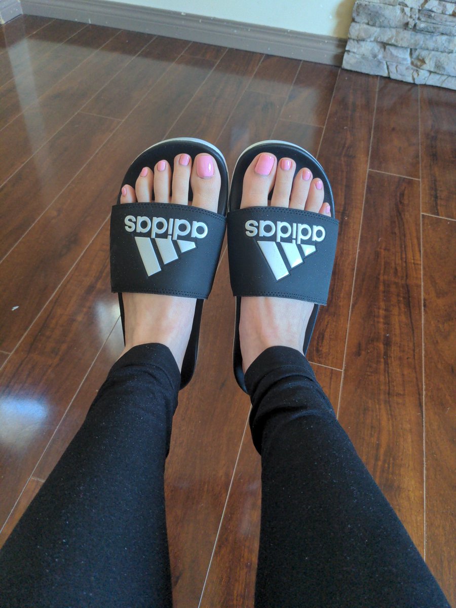 asiansolequeen's tweet photo. These slides with this baby pink pedi 😍🤤

I'll be available for video calls and text sessions all day! Also taking custom pic and video requests 🌸✨

#feet #toes #prettyfeet #footmodel #footgoddess #asianfeet #slides #footfetish #findom #footworship #skype #textsession https://t.co/IsjGujYTeK