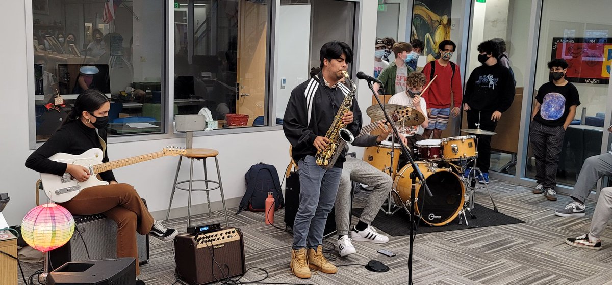 BaldLibrarian's tweet photo. More coverage from yesterday's incredible @HSPVA Library Desk Concert! We're you here? Don't miss the next one! #hspva #librarydeskconcert #librarydesk #librariesoftwitter #library #libraries #hisd  @HISDChoice @Northwest_HISD https://t.co/V8getQXugV
